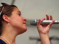Julia Schröter singt